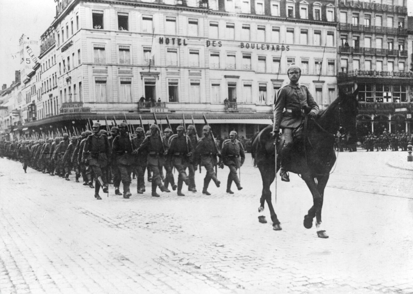 Militärgeschichte: Deutsche Soldaten marschieren 1914 durchs eroberte Brüssel.