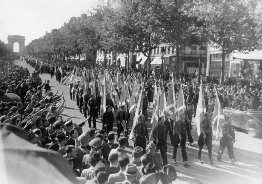 Faschistische Milizen marschieren durch Paris: Kollaborateure suchten einen Platz für Frankreich im deutschdominierten Europa.