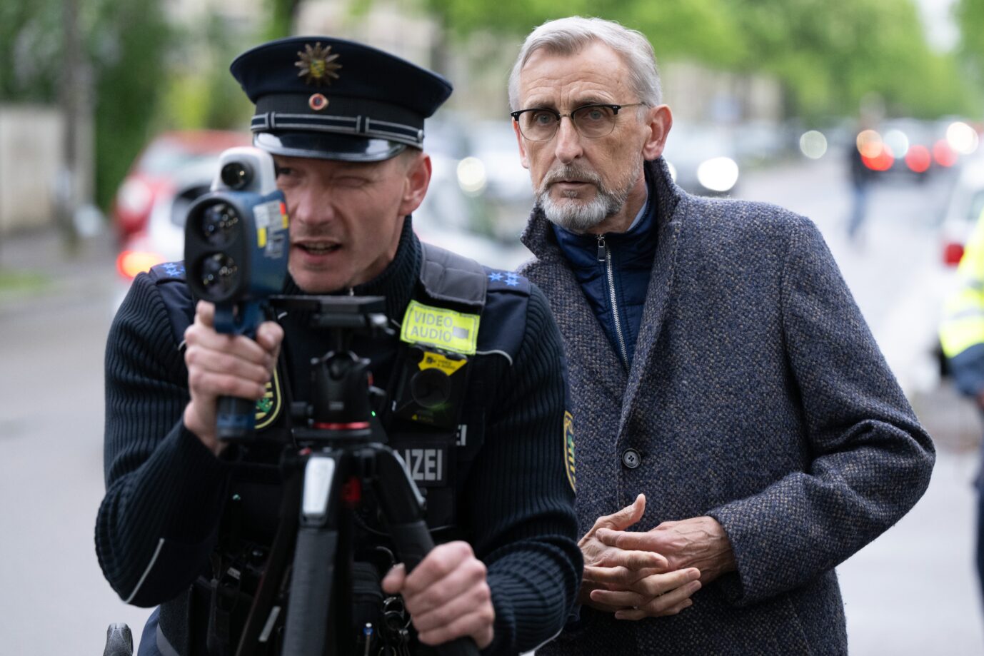 Armin Schuster (r, CDU), Innenminister von Sachsen, steht anlässlich einer Verkehrssicherheitsaktion neben Polizeihauptmeister Matthias Neuhof. Die Geschwindigkeitskontrolle findet im Rahmen der Aktion «Blitz für Kids» statt, um Fahrzeugführer für ein verkehrsgerechtes Verhalten vor Grundschulen zu sensibilisieren. Nun hat er den Bericht des Verfassungsschutz vorgestellt.