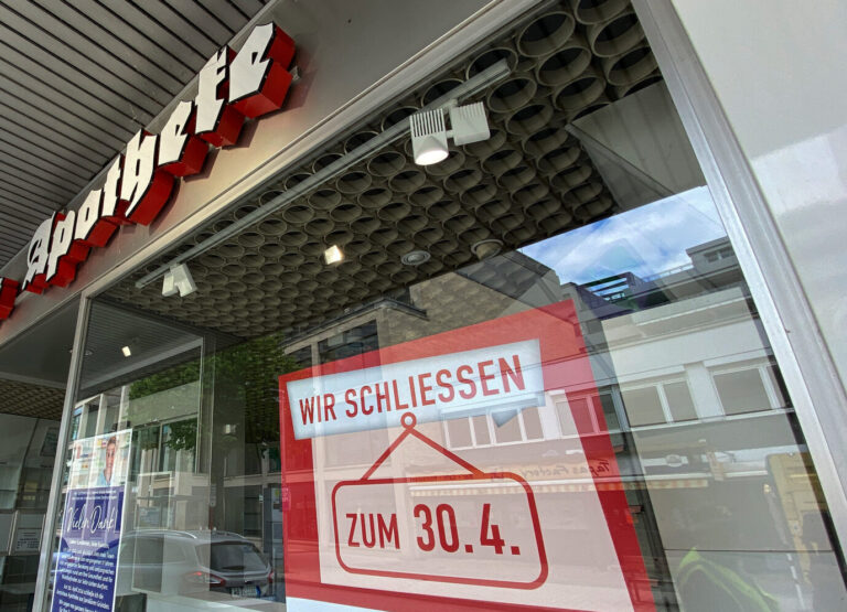 Die Insolvenzwelle rollt und trifft auch Apotheken und Kliniken hart (Symbolbild).