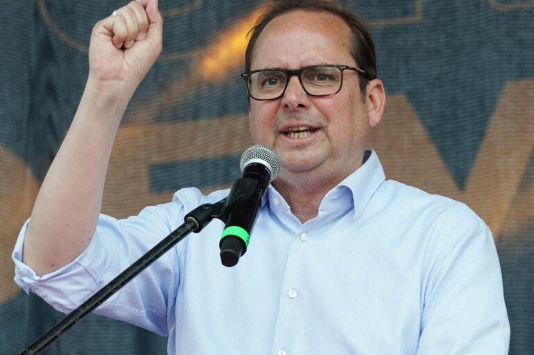 Veruntreuung? Essens Oberbürgermeister Thomas Kufen (CDU) spricht bei einer Kundgebung gegen den AfD-Bundesparteitag am 29. Juni 2024.