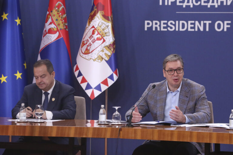 Serbiens Präsident Aleksandar Vucic (r.) macht sich für den Lithium-Abbau in seinem Land stark.