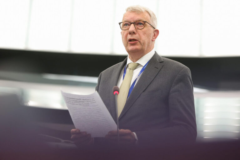 Das Bild zeigt den EU-Parlamentarier Fernand Kartheiser. Er legt Wert auf diplomatischen Dialog – auch mit Moskau.