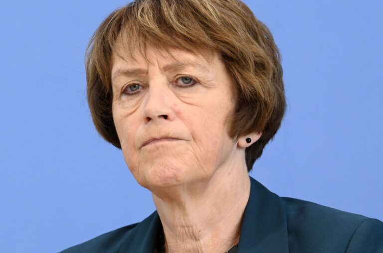 Die GKV-Vorsitzende Doris Pfeiffer verkündet, daß die Krankenkassen-Beiträge schon wieder steigen werden.