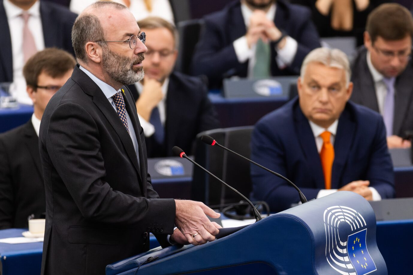 Gemeinsam gegen NGOs: EVP-Chef Manfred Weber (links) und Ungarns Ministerpräsident Viktor Orbán. Foto: picture alliance/dpa | Philipp von Ditfurth