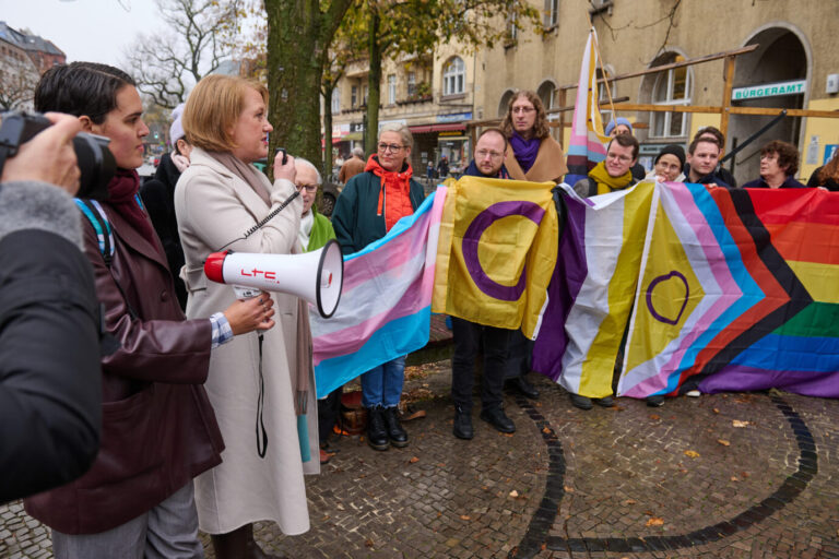 Kundgebung des "Bundesverband Trans*" mit der Bundesfamilienministerin Lisa Paus (Buendnis 90/Die Gruenen, 2.v.l.) am Montag (04.11.2024) anlaesslich des Inkrafttretens des Gesetzes ueber die Selbstbestimmung in Bezug auf den Geschlechtseintrag (SBGG) ab dem 1. November 2024 vor dem Standesamt Steglitz-Zehlendorf. Trans- und intergeschlechtliche...