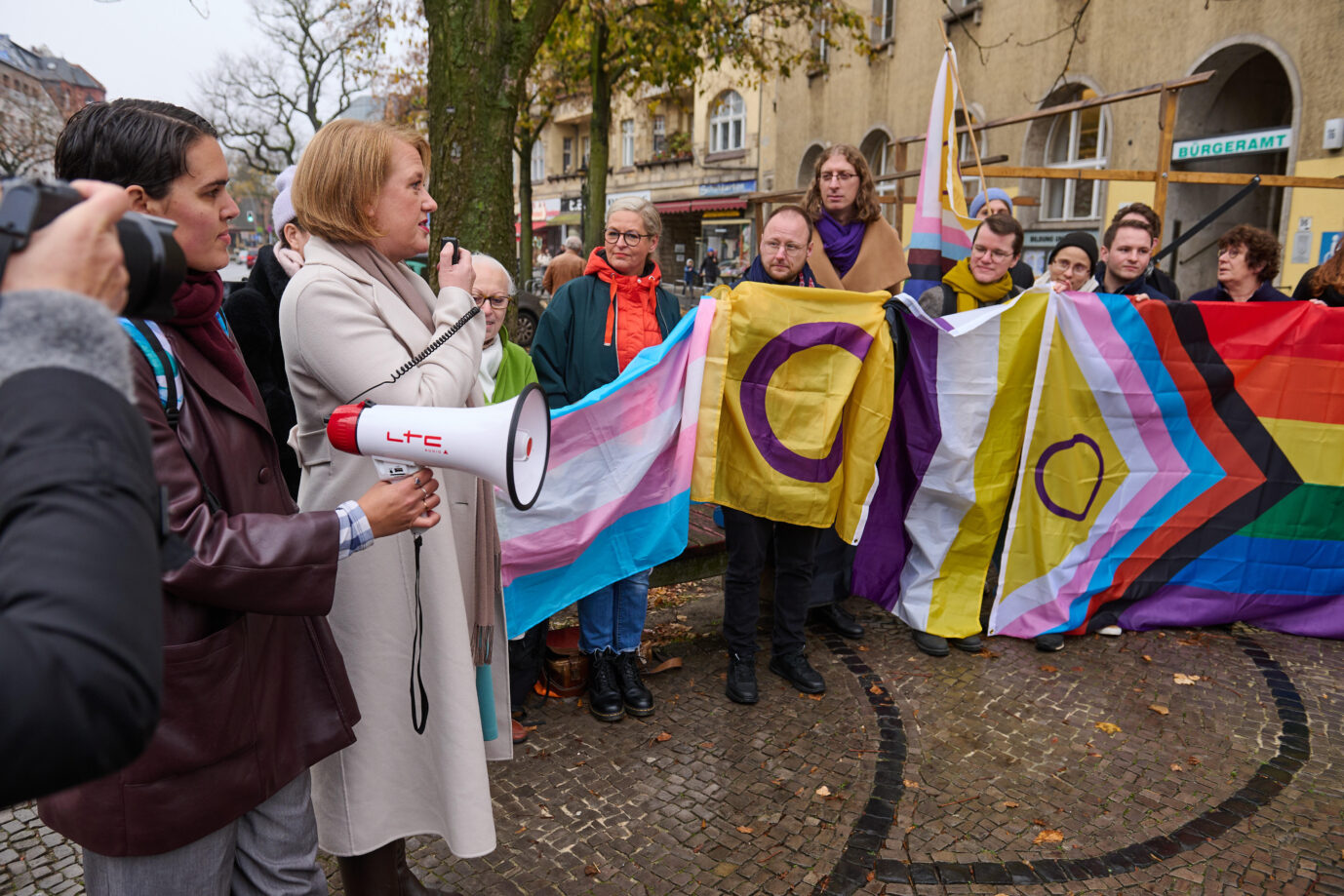 Kundgebung des "Bundesverband Trans*" mit der Bundesfamilienministerin Lisa Paus (Buendnis 90/Die Gruenen, 2.v.l.) am Montag (04.11.2024) anlaesslich des Inkrafttretens des Gesetzes ueber die Selbstbestimmung in Bezug auf den Geschlechtseintrag (SBGG) ab dem 1. November 2024 vor dem Standesamt Steglitz-Zehlendorf. Trans- und intergeschlechtliche...