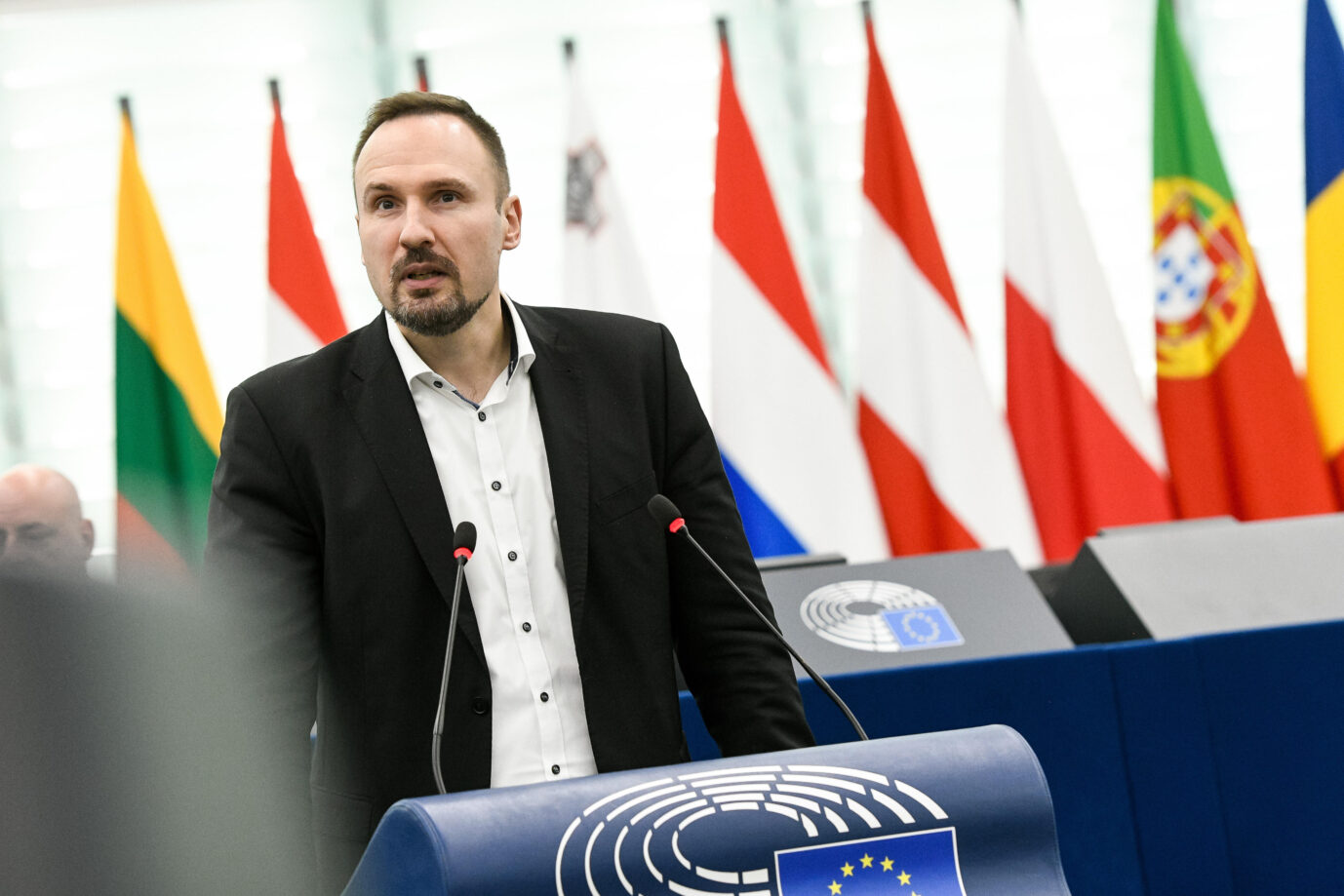 Arno Bausemer in Straßburg am Parlamentspult. Der AfD-Abgeordnete fordert das Transparenzgesetz über NGO-Finanzierungen.