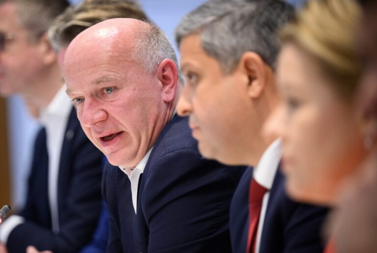 Berlins Regierender Bürgermeister Kai Wegner (CDU) auf einer Pressekonferenz mit den Fraktionschefs Saleh (SPD, vorn) und Stettner (CDU, verdeckt).