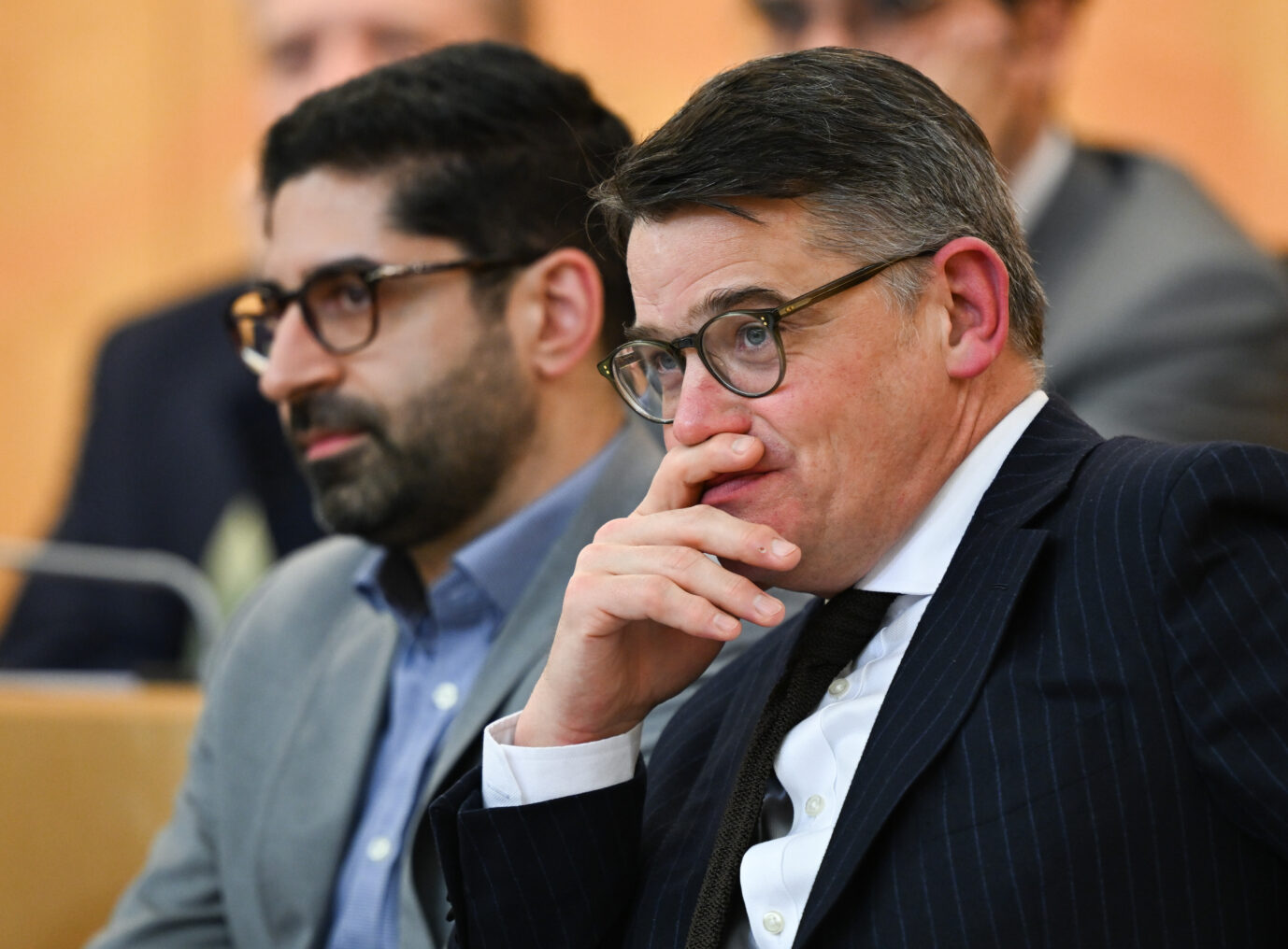 Boris Rhein (CDU, r), Ministerpräsident von Hessen, und Kaweh Mansoori (SPD), Minister für Wirtschaft, Energie, Verkehr, Wohnen und ländlicher Raum, nehmen an der Plenarsitzung des Hessischen Landtags teil. Die Linkspartei legt in den Umfragen aktuell zu.
