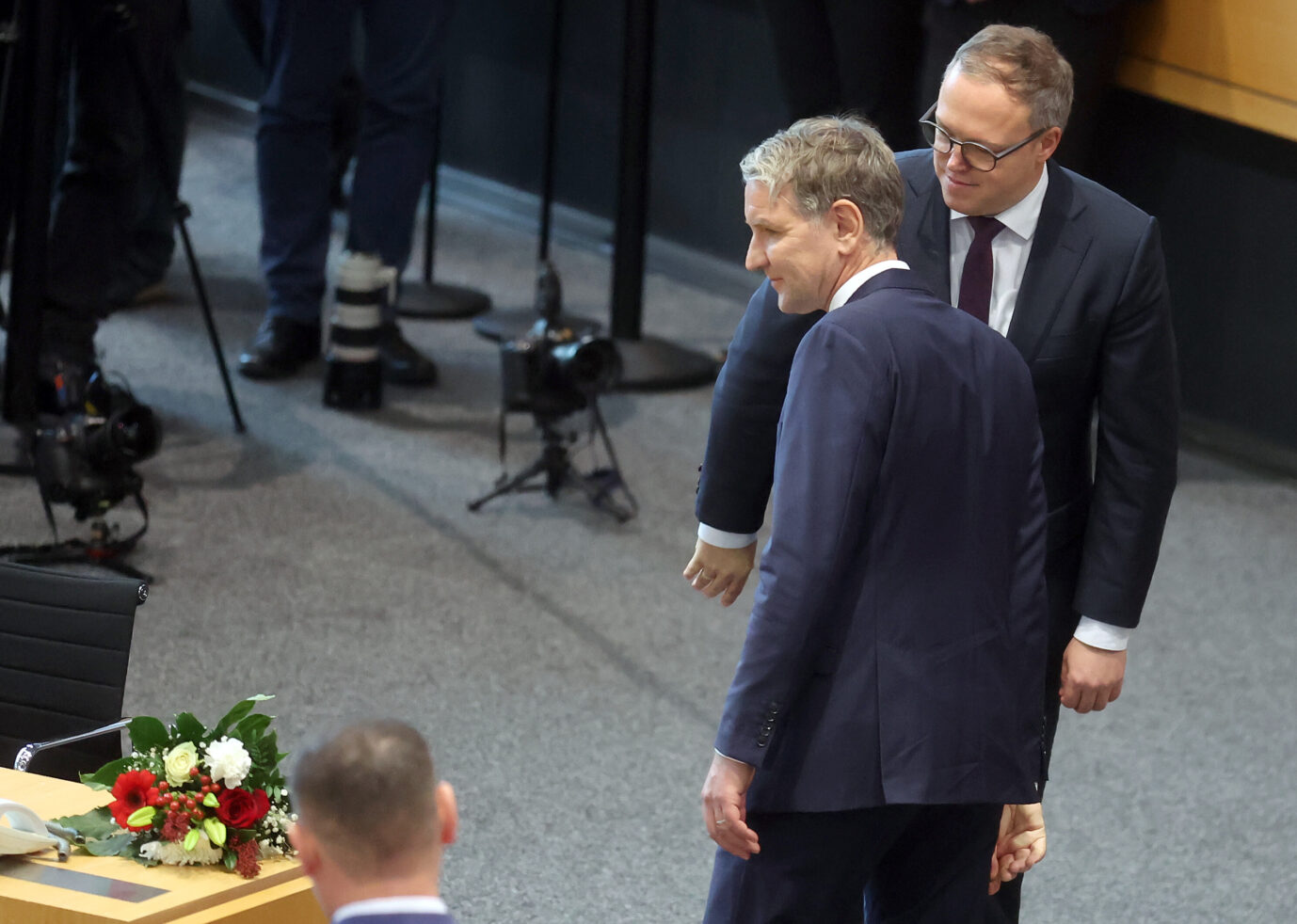 CDU-Politiker Mario Voigt (r) wird nach seiner Wahl zum neuen Ministerpräsidenten von Thüringen von Björn Höcke (AfD), Fraktionschef, beglückwünscht. Voigt ist zum neuen Ministerpräsidenten gewählt worden und führt Deutschlands erste Brombeer-Koalition an.