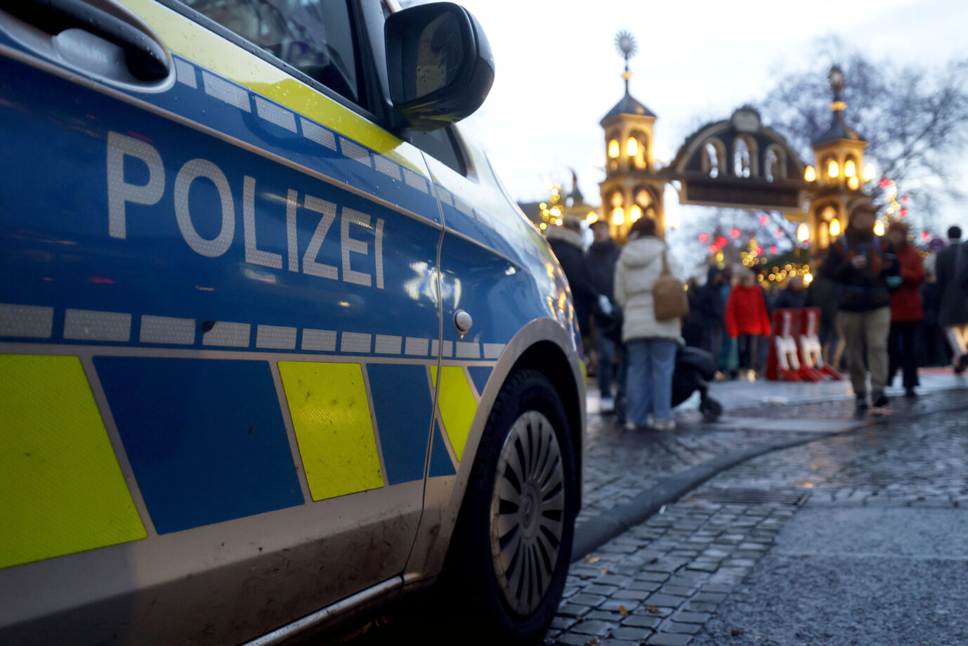 Ein Polizeiauto am Weihnachtsmarkt in Köln. Ein 14jähriger IS-Unterstützer soll hier ein Attentat geplant haben.