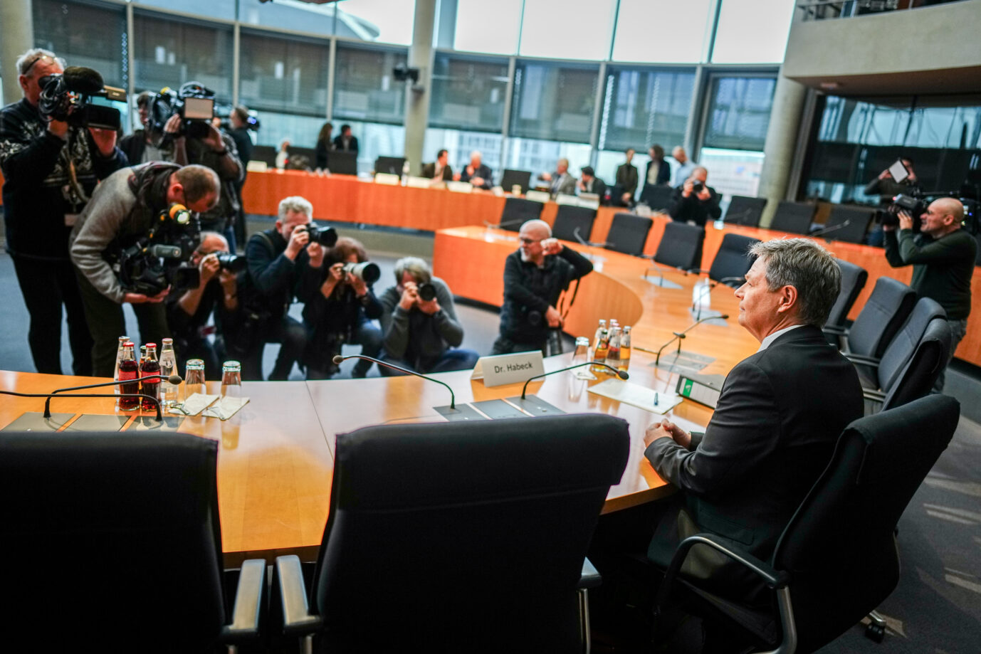 Robert Habeck (Bündnis 90/Die Grünen, r), Bundesminister für Wirtschaft und Klimaschutz, wird vor seiner Aussage als Zeuge in der Sitzung des Untersuchungsausschusses zum Atomausstieg fotografiert und gefilmt. Kommt bald der Northvolt-Ausschuss?