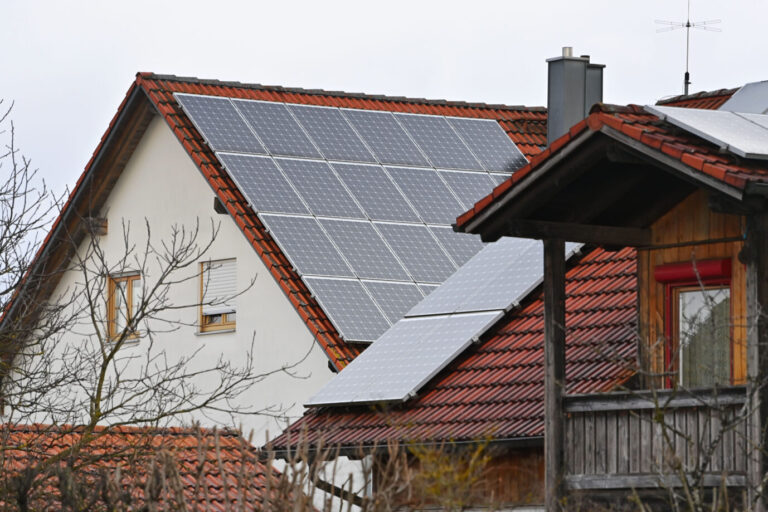 Die Produktion von Solarenergie könnte für Eigenheimbesitzer richtig teuer werden.