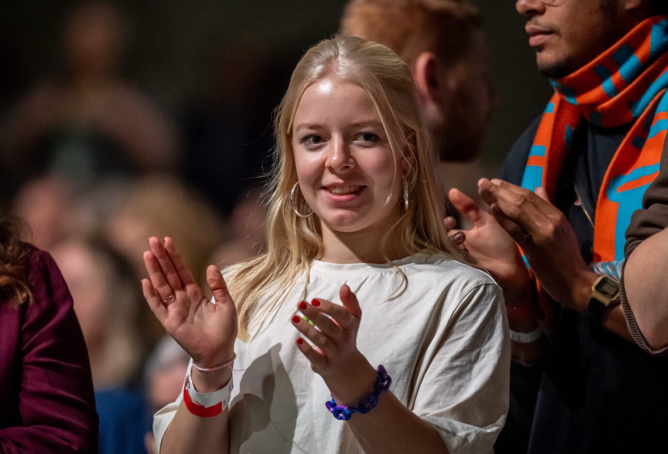 Jette Nietzard, Co Bundesvorsitzende der Grünen Jugend, verfolgt die Debatte beim Programmparteitag von Bündnis 90/Die Grünen. Bei der außerordentlichen Bundesdelegiertenkonferenz wollen die Mitglieder das Wahlprogramm für die auf den 23.02.2025 vorgezogene Bundestagswahl verabschieden.