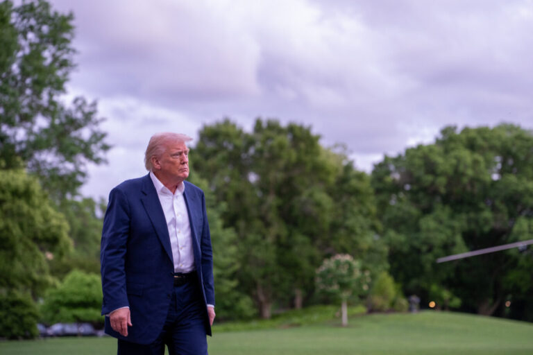 Steht zwischen den Fronten: US-Präsident Donald Trump. Foto: picture alliance / ZUMAPRESS.com | Andrew Leyden