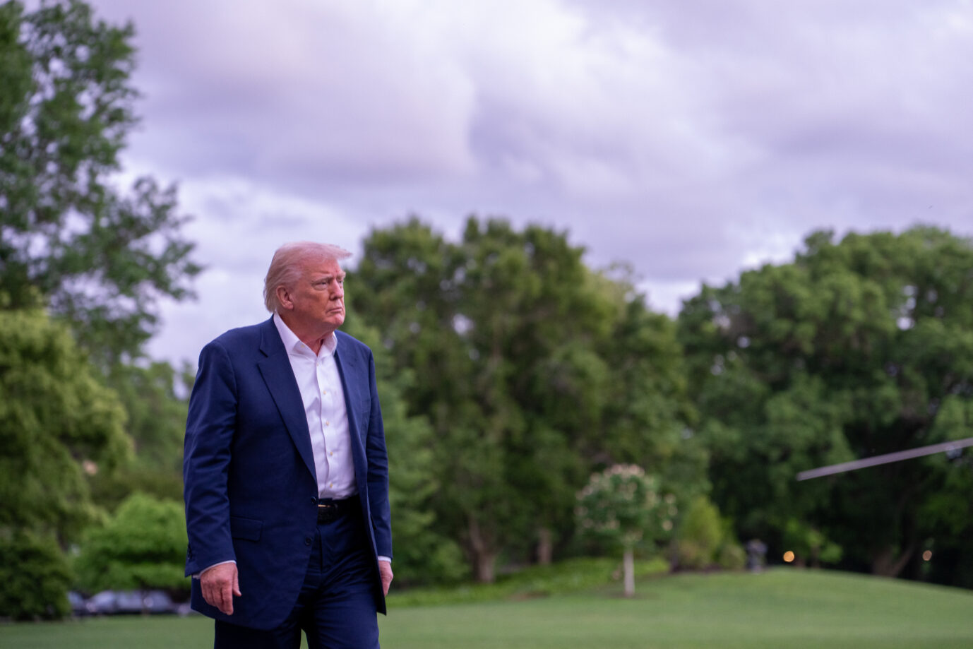 Steht zwischen den Fronten: US-Präsident Donald Trump. Foto: picture alliance / ZUMAPRESS.com | Andrew Leyden