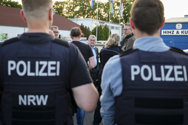 NRW-Innenminister Herbert Reul instruierte Polizeibeamte vor einer Razzia.