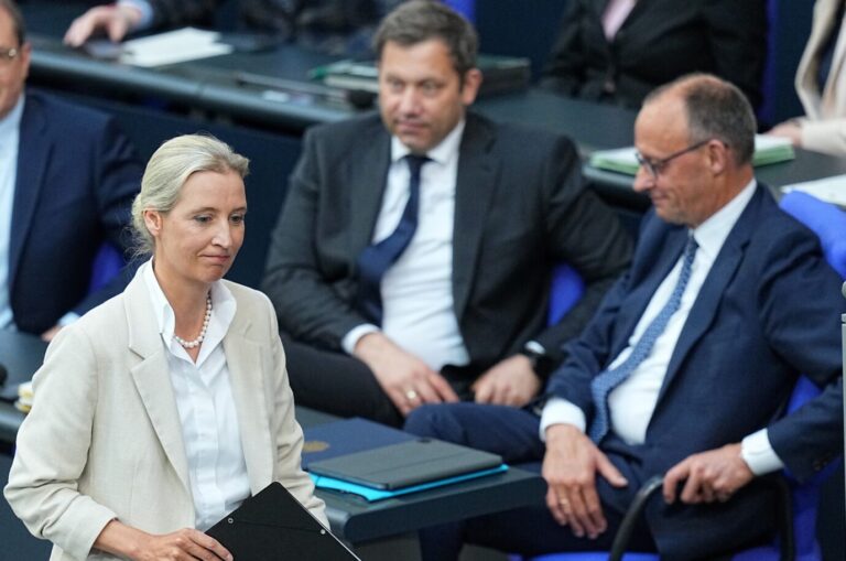 Überkontrolle? AfD-Fraktionschefin Alice Weidel läuft auf dem Weg zum Bundestag-Rednerpult an der Regierungsbank vorbei.