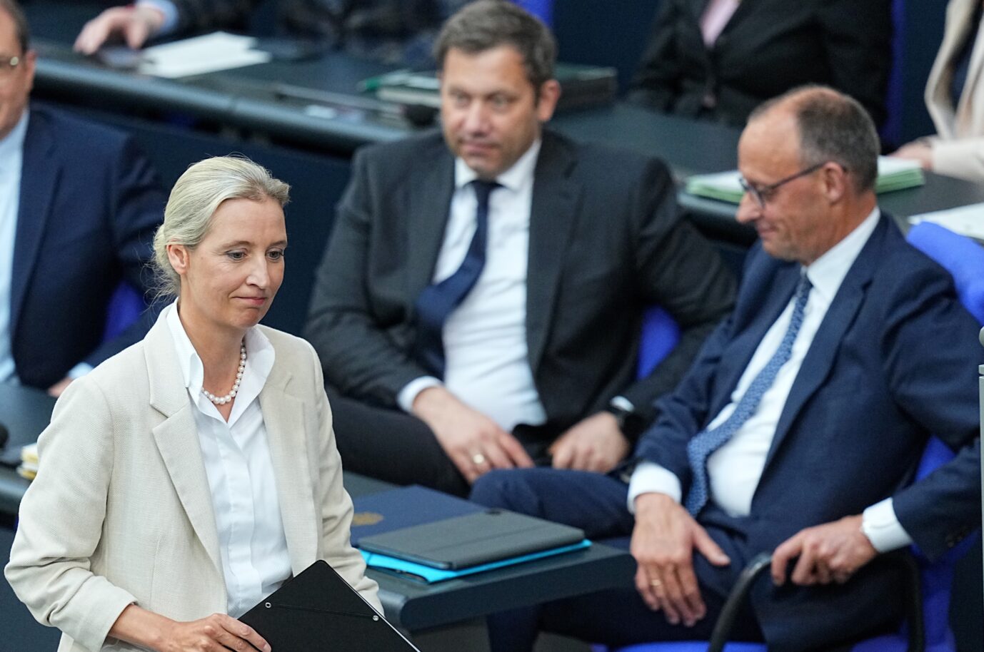 Überkontrolle? AfD-Fraktionschefin Alice Weidel läuft auf dem Weg zum Bundestag-Rednerpult an der Regierungsbank vorbei.