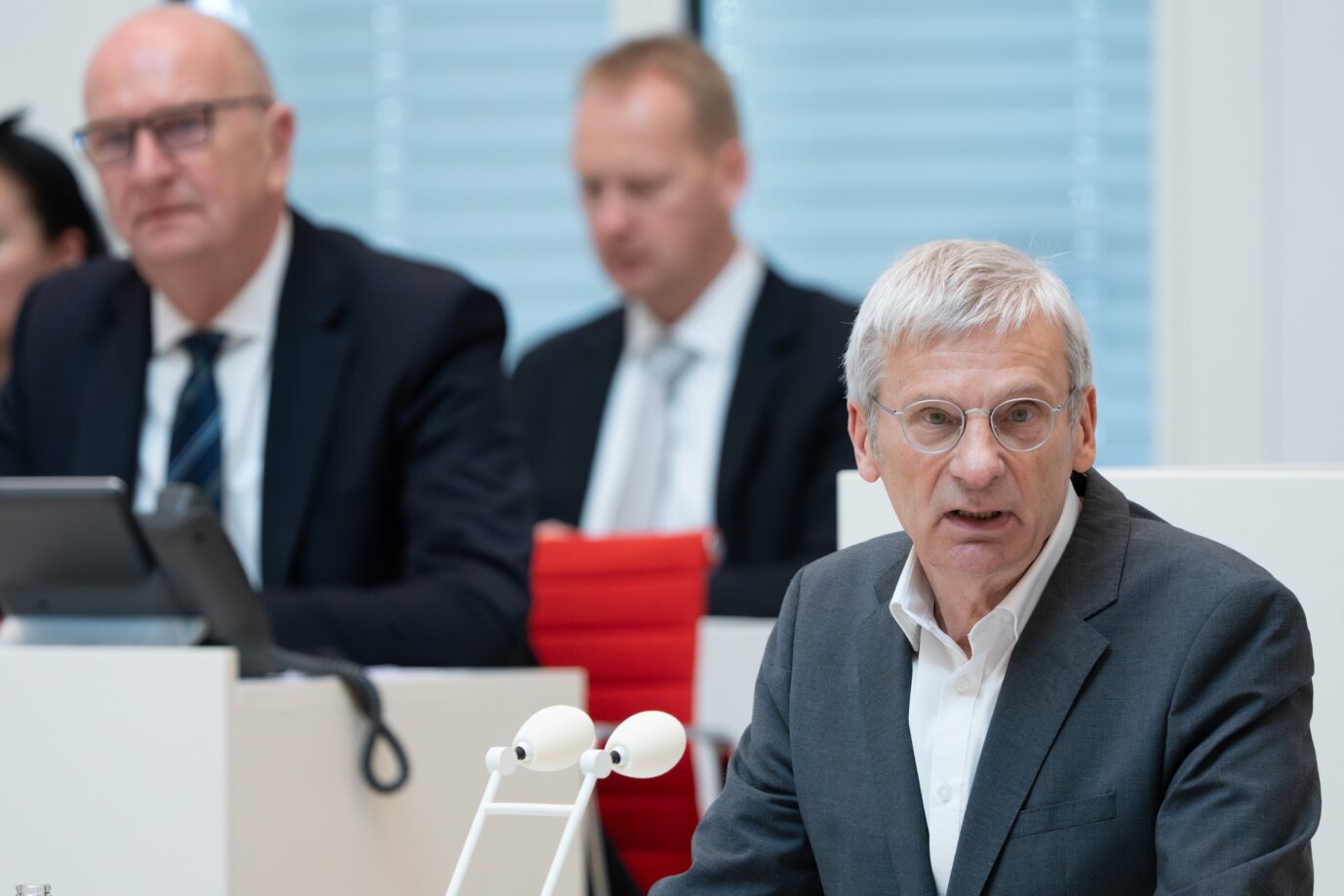 Brandenburgs AfD-Fraktionschef Hans-Christoph Berndt vor SPD-Ministerpräsident Woidke.