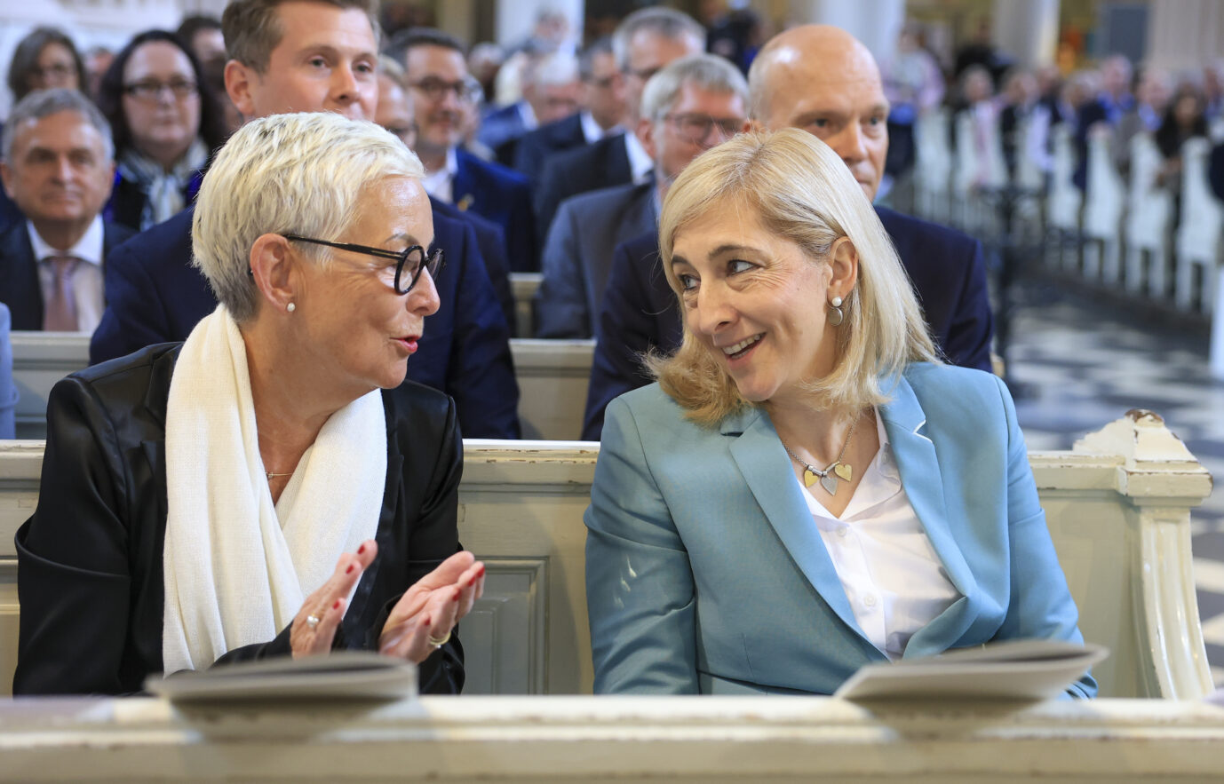 llen Lundershausen (l.), Vizepräsidentin der Bundesärztekammer, spricht mit CDU-Gesundheits- ministerin Nina Warken: Ein Krankenkassenverband fordert nun, Honorarerhöhungen vorübergehend einzustellen. (Themenbild)