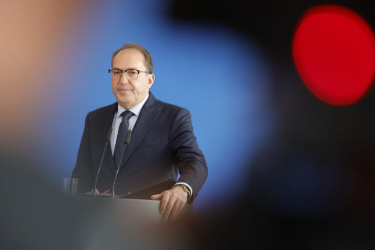 Deutschland, Berlin, Bundesministerium des Innern, Statement Bundesinnenminister Alexander Dobrindt zu Beschlüssen des Bundeskabinetts. Keine Zurückweisung von Asylsuchenden.