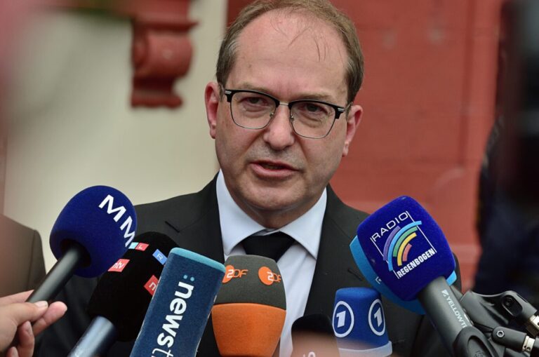 Innenminister Alexander Dobrindt steht nach einem Urteil unter Erklärungsdruck.