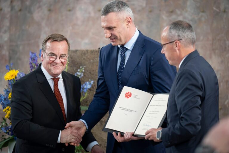 Kritik von Erika Steinbach: Kiews Bürgermeister Vitali Klitschko, Verteidigungsminister Boris Pistorius (SPD) und Peter Beuth (CDU) bei der Ehrung mit dem Franz-Werfel-Menschenrechtspreis am Sonntag in der Paulskirche.