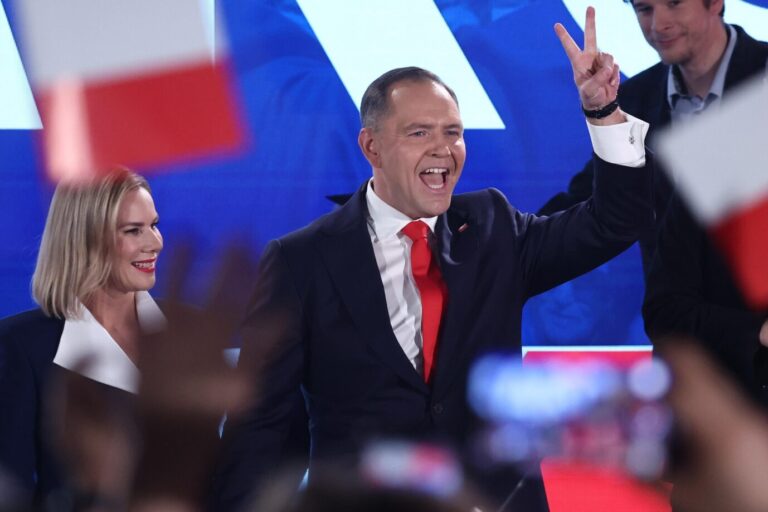 Polens neuer Präsident? Der rechtskonservative Karol Nawrocki läßt sich mit seiner Frau Marta in der Wahlnacht feiern.