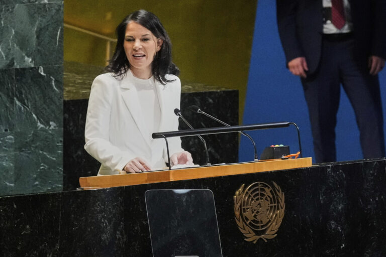 Annalena Baerbock steht am Pult der UN-Vollversammlung in New York.