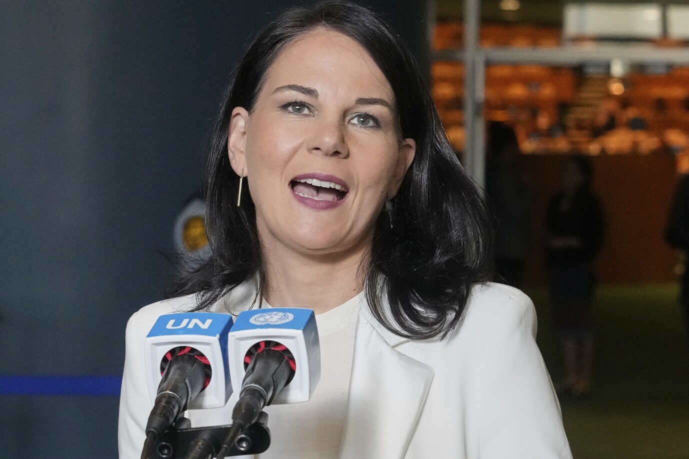 Annalena Baerbock spricht nach ihrer Wahl zur Präsidentin der UN-Generalversammlung vor Journalisten in New York.