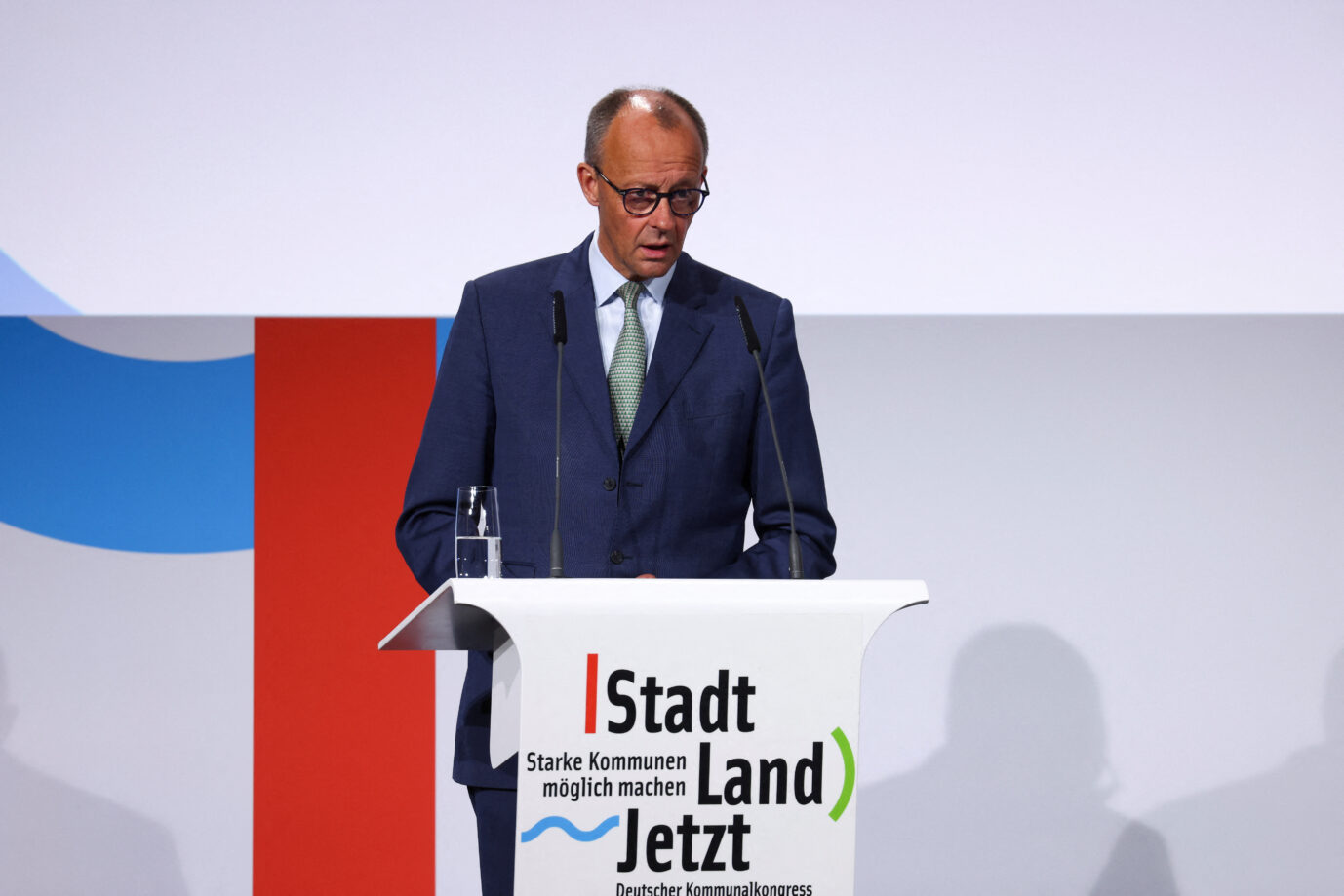 Bundeskanzler Friedrich Merz (CDU) steht am Pult und hält seine Rede über Sozialausgaben, und Digitalisierung.