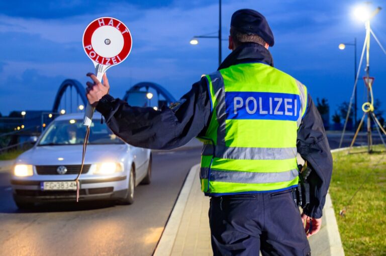 Kontrolle kurz hinter der Grenze bei Frankfurt (Oder): Hier wurden die drei Somalier dreimal zurückgewiesen.