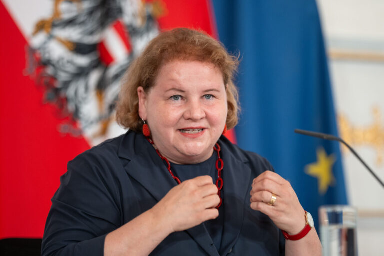 Hilft den Österreichern durch den Sommer: Bundesgesundheitsministerin Korinna Schumann (SPÖ). Foto:picture alliance / GEORG HOCHMUTH / APA /