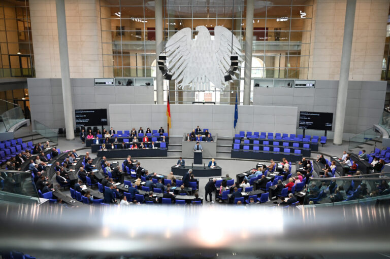 Abgeordnete sitzen während der 11. Sitzung des 21. Bundestags im Plenarsaal im Bundestag. In der Sitzung geht es unter anderem um die erste Lesung von Gesetzentwürfen zur Aussetzung des Familiennachzugs und der Tierhaltungskennzeichnung, sowie eine Aktuelle Stunde zur Klimaschutzpolitik. Aber sie erhöhen sich auch die Diäten.