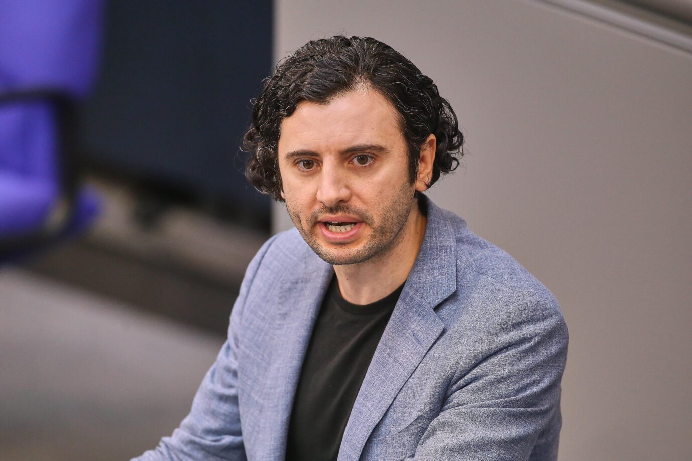 Will die Afghanen auch ohne Klage nach Deutschland einfliegen: SPD-Abgeordneter Hakan Demir. Foto: picture alliance / dts-Agentur