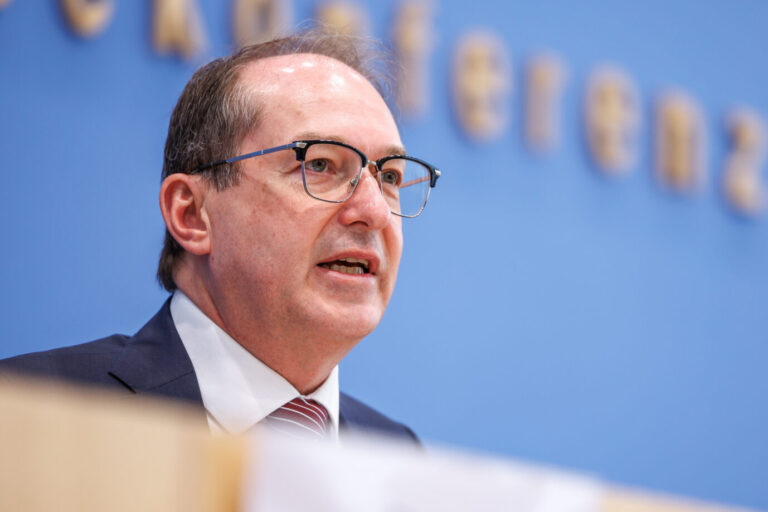 Bundesminister des Innern Alexander Dobrindt, bei einer Bundespressekonferenz im Haus der Bundespressekonferenz zur Vorstellung des Verfassungsschutzberichtes am 10.06.2025 in Berlin.