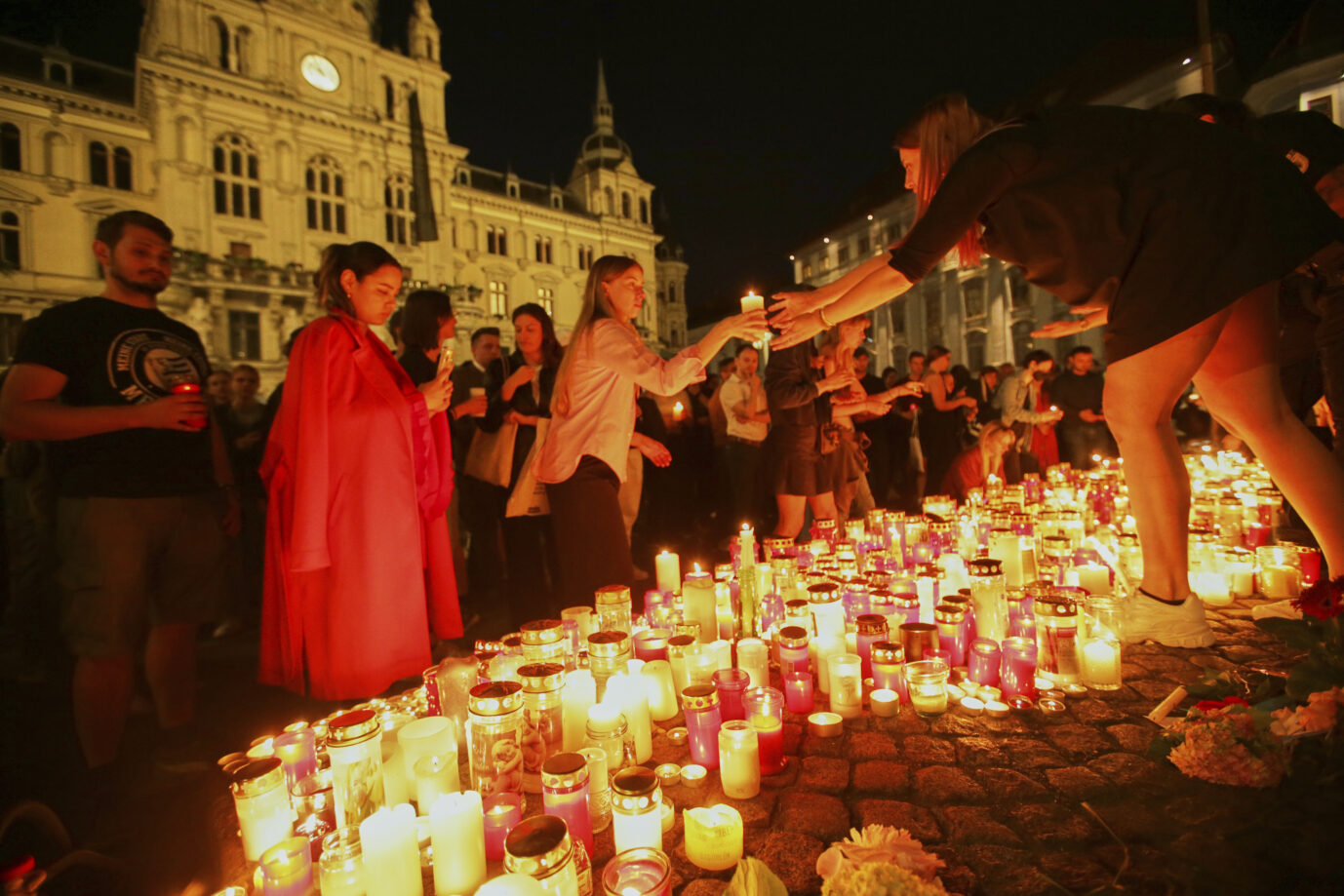 Auf dem Hauptplatz von Graz kamen nach dem Amoklauf hunderte Menschen zusammen, um zu trauern und Kerzen zu entzünden.