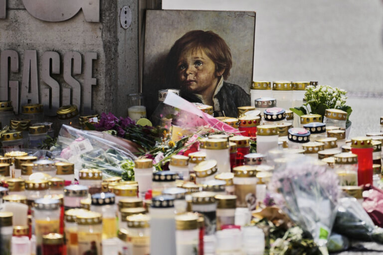 Artur. Die Trauer nach der Bluttat von Graz schlägt bei manchen in blanken Haß um. Foto: picture alliance / ASSOCIATED PRESS | Darko Bandic