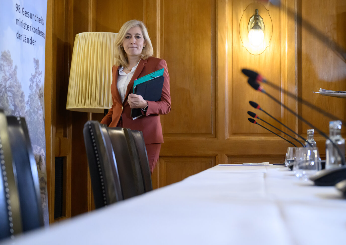 Bundesgesundheitsministerin Nina Warken (CDU) muß eine Lösung suchen für das Defizit bei den Krankenkassen wegen der Bürgergeldempfänger.