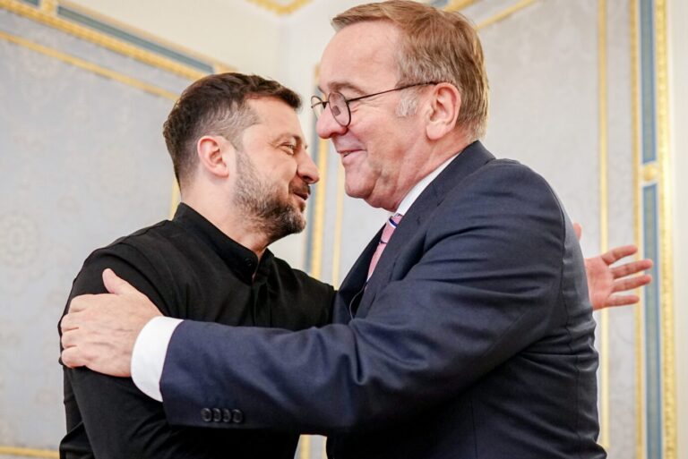 Verteidigungsminister Boris Pistorius (SPD, rechts) umarmt Ukraines Präsidenten Selenskyj nach seinem Versprechen, noch mehr Militärhilfe zu leisten.