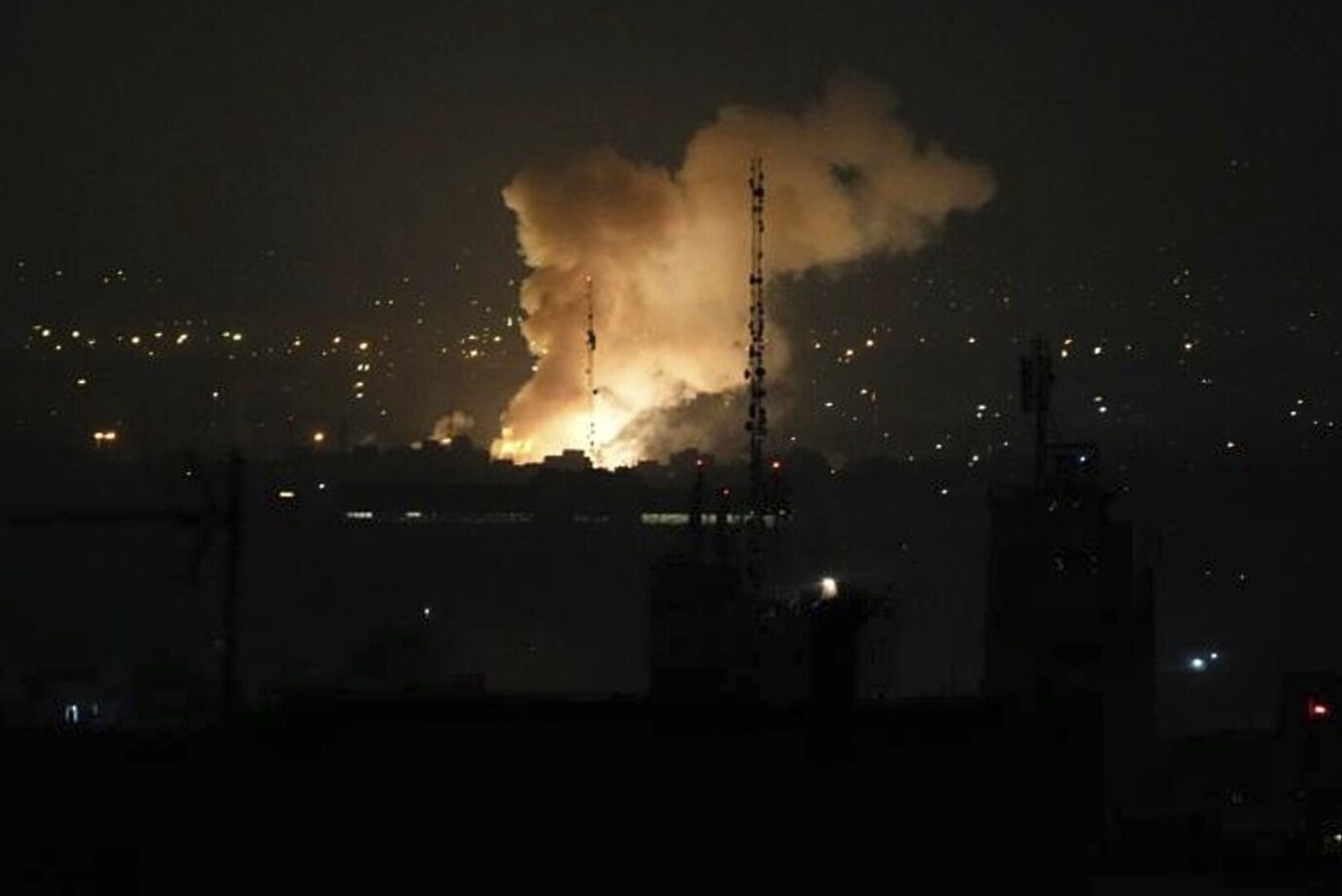 Während der israelischen Angriffe zeigen Bilder Explosionen über Teheran.