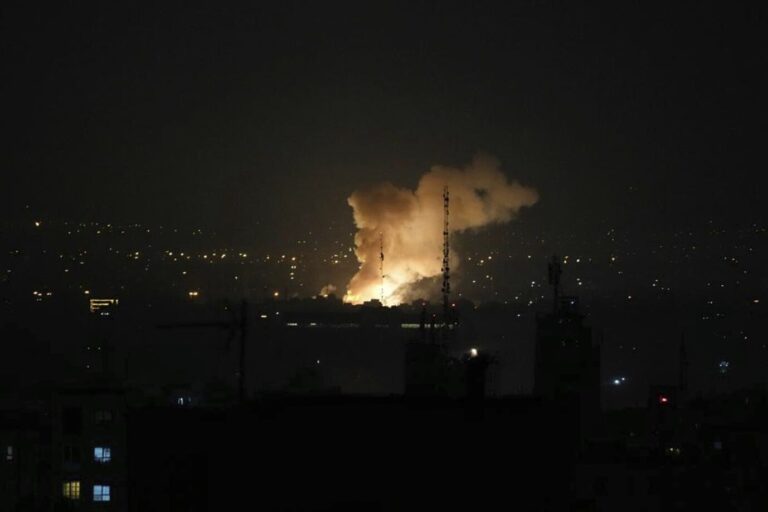Während der israelischen Angriffe zeigen Bilder Explosionen über Teheran.