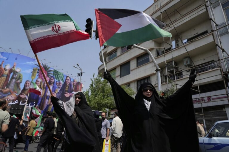 Frauen in Teheran demonstrieren gegen Israel.