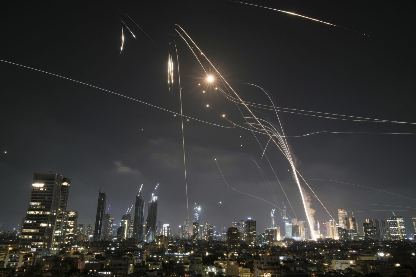 IRAN. Israelisches Raketenabwehrsystem „Iron Dome“ feuert zur Abwehr von Raketen über Tel Aviv, Israel. Foto: picture alliance / ASSOCIATED PRESS | Leo Correa