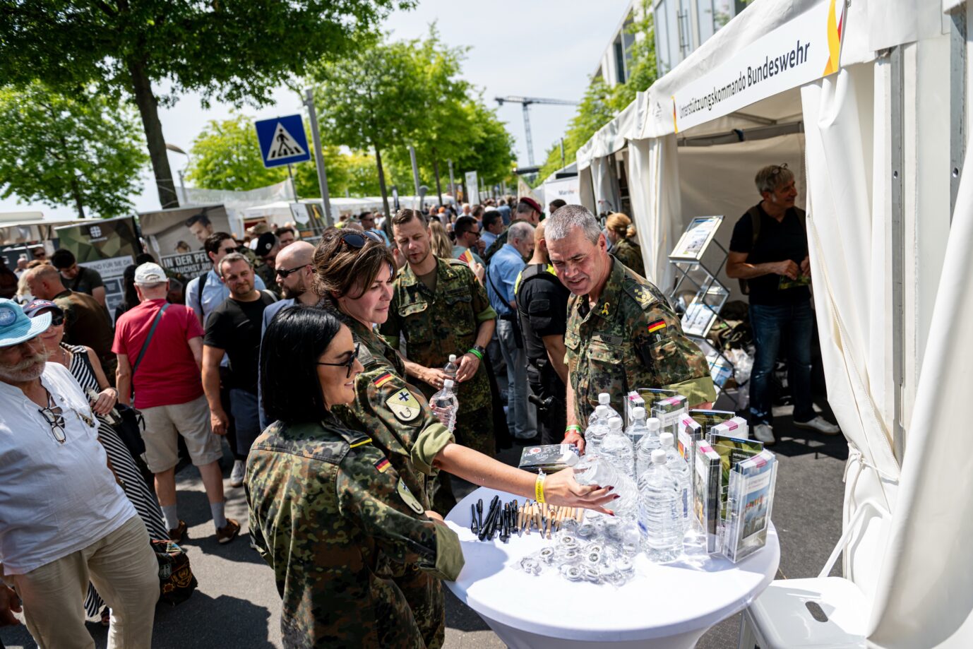 Etwa 10.000 Besucher fanden sich am Sonntag am Reichstag zum ersten Nationalen Veteranentag ein. Linke Störer sorgten für Unruhe.