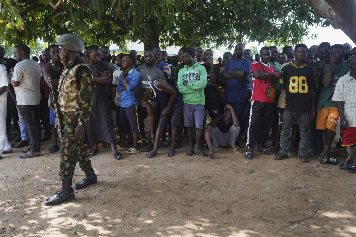 Ein Soldat steht Wache vor dem Besuch von Regierungsvertretern nach einem tödlichen Angriff von Bewaffneten Muslimen in der Gemeinde Yelewata im Norden Nigerias, Montag, 16. Juni 2025. Immer wieder werden in dem Land Christen ermordet. (AP Foto)