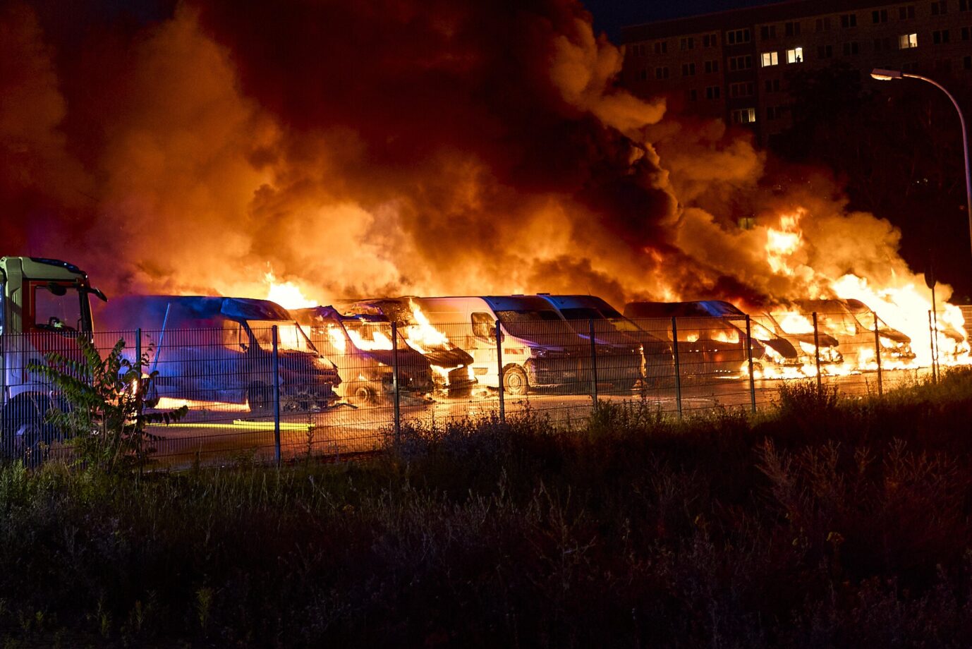 Transporter in Flammen: Brandanschlag von Linksextremisten in Berlin-Lichtenberg.
