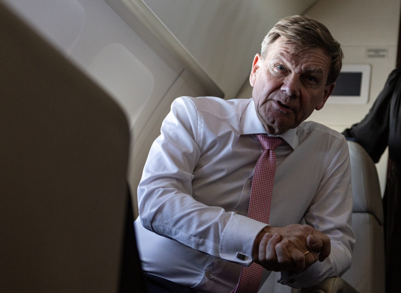 Falsche Prognose Außenminister Johann Wadephul im Regierungsflugzeug.